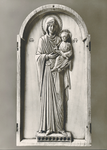 851205 Afbeelding van een ivoren reliëf van een Maria met kind (Byzantijnse school, 10e eeuw), uit de collectie van het ...